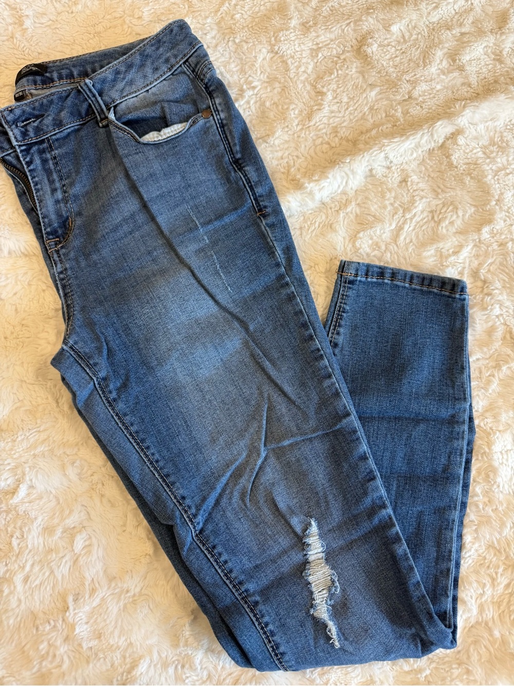 1822 Denim Women's Blue Skinny Jeans with Knee Distress
